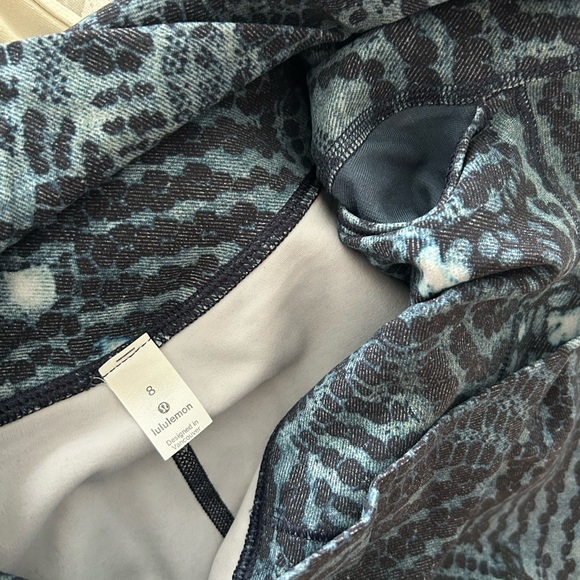 Lululemon bluish leggings size 8. - Picture 3 of 3